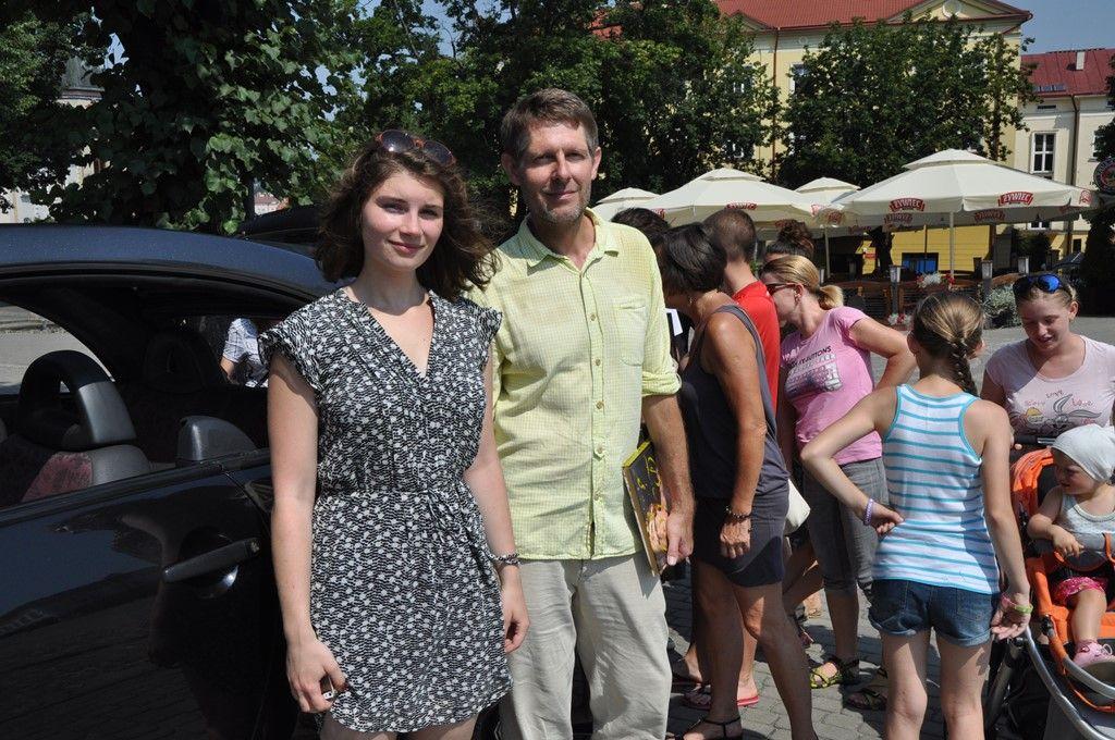 Paulina Pikiewicz i Wojciech Grabowski przed „booktruckiem” na przemyskim Rynku.<br/>fot.Paweł Bugira