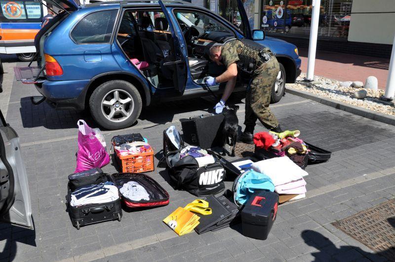 Funkcjonariusze Bieszczadzkiego Oddziału Straży Granicznej przejęli ponad 21  kilogramów amfetaminy, 2 kg marihuany, 811 sztuk tabletek „extasy”, broń palną i fałszywe banknoty studolarowe.<br/>fot.Serwis SG