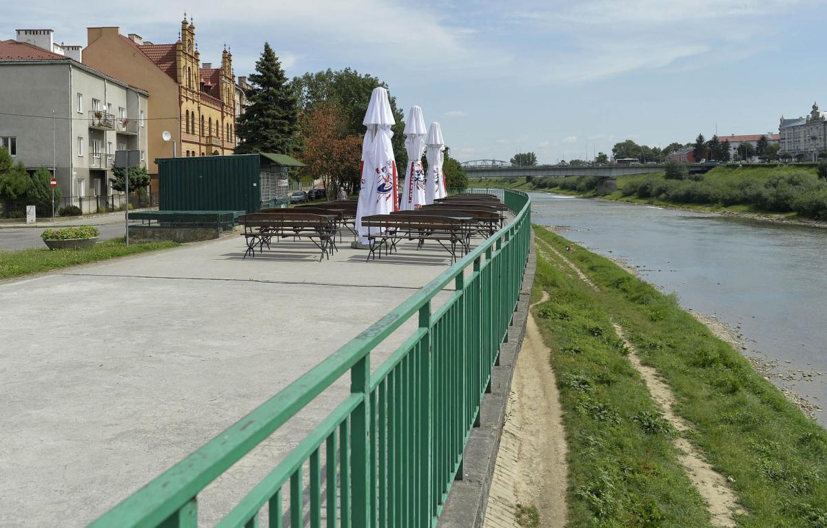 Taras nad Sanem to jedno z bardziej charakterystycznych miejsc w Przemyślu. Właściciel usytuowanego obok niego baru 3 razy w tygodniu urządza tam imprezy karaoke z udziałem didżeja.<br/>fot.zbiory własne