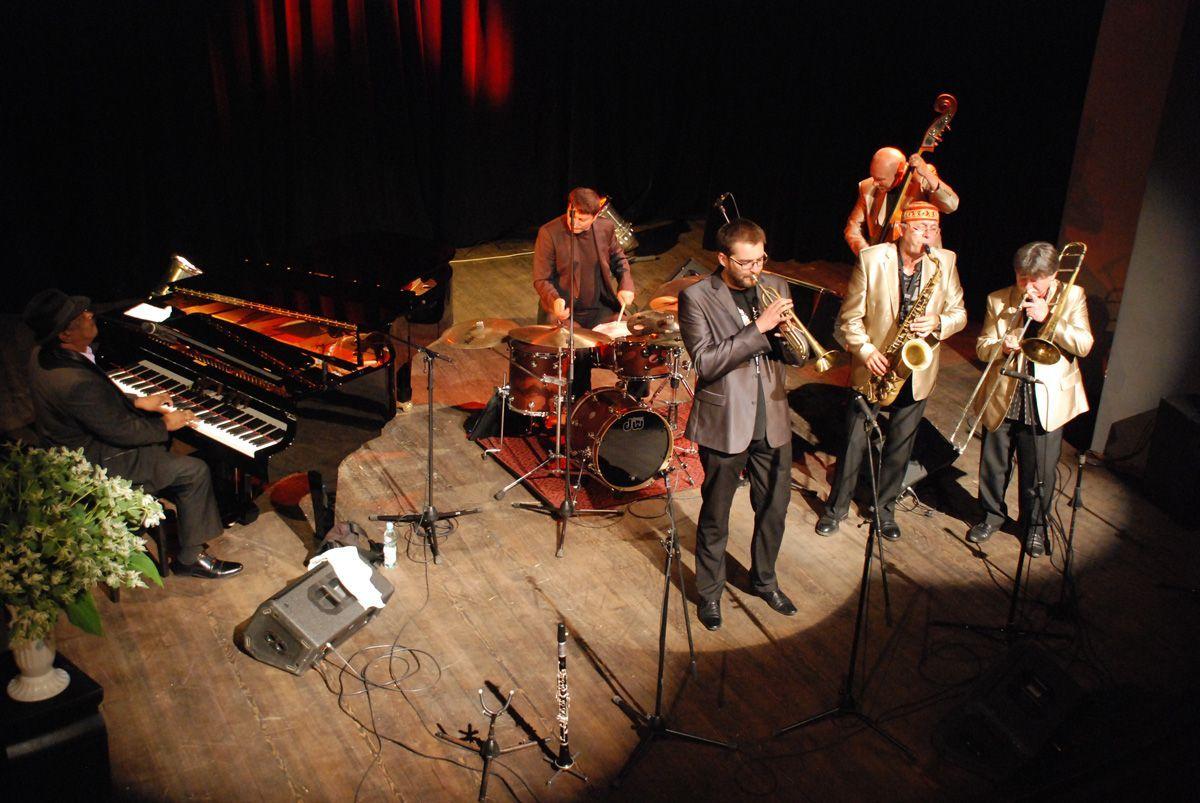 Inauguracyjny show tegorocznego festiwalu wykonała legendarna formacja Jazz Band Ball Orchestra z gościnnym udziałem amerykańskiego pianisty Stanley’a Brackenridge’a.