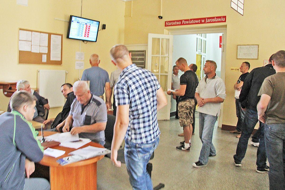 Przed południem są dość spore kolejki przy wydziale komunikacji. Wykorzystał to nielegalny pośrednik.<br/>fot.Roman Kijanka