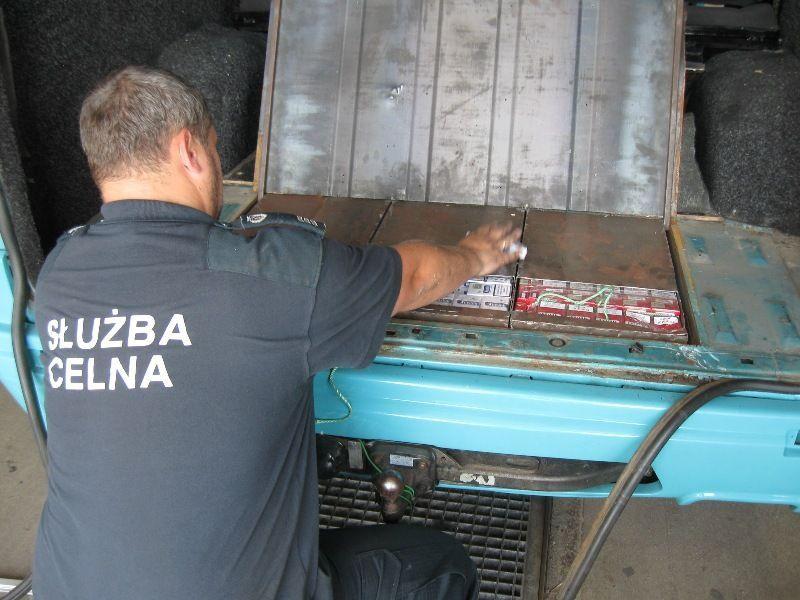 Wartość kontrabandy ujawnione w mercedesie oszacowano na ponad 42 tys. złotych.<br/>fot.Izba Celna w Przemyślu
