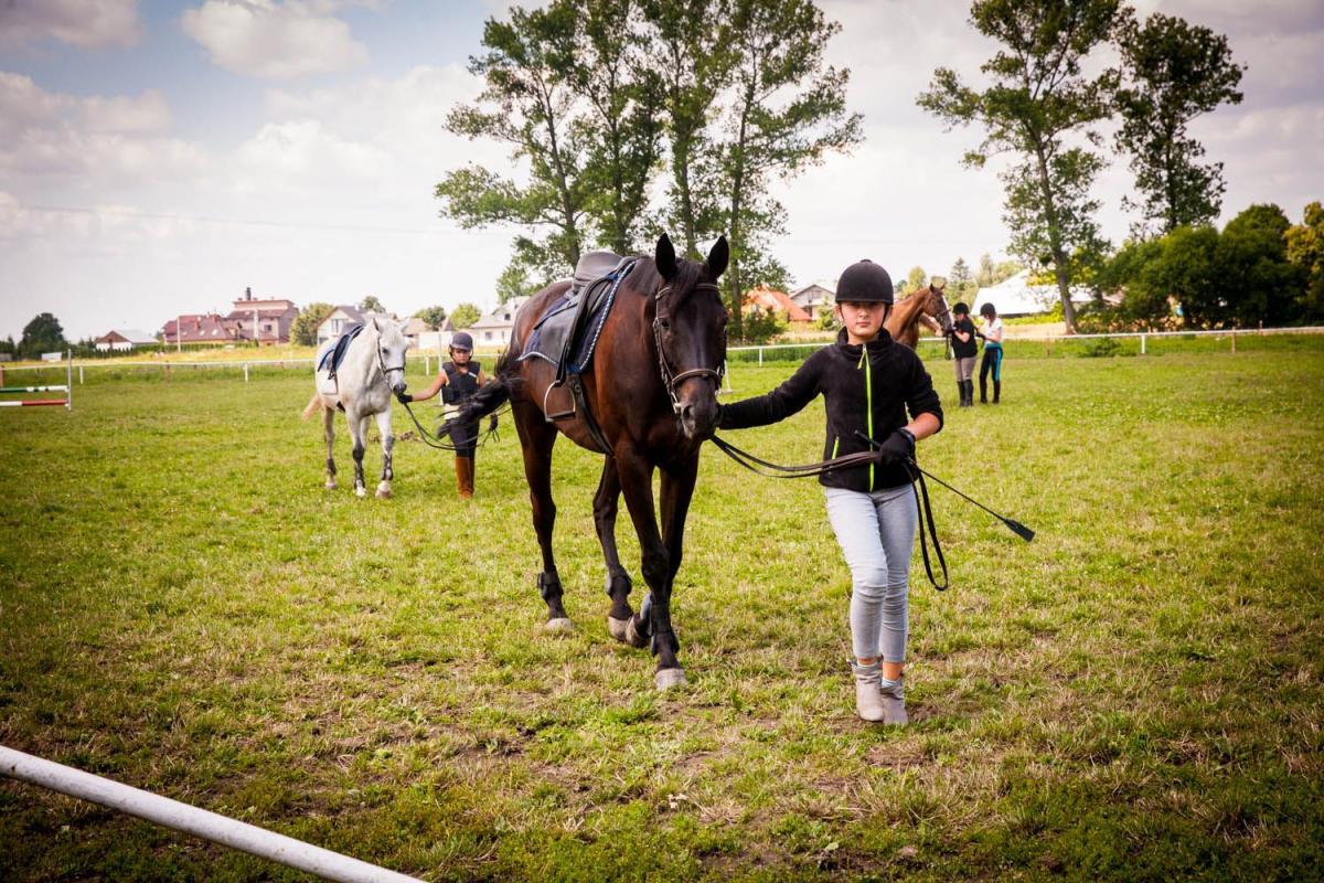 Uczestnicy obozu letniego bardzo szybko wdrażają się do jazdy konnej.<br/>fot.Paweł Kostiuk