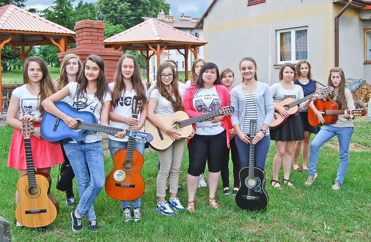 Uczennice Szkoły Gry na Gitarze w Jodłówce pilnie ćwiczą gitarowe wprawki pod okiem swoich nauczycielek. <br/>fot.Izabela Plęs