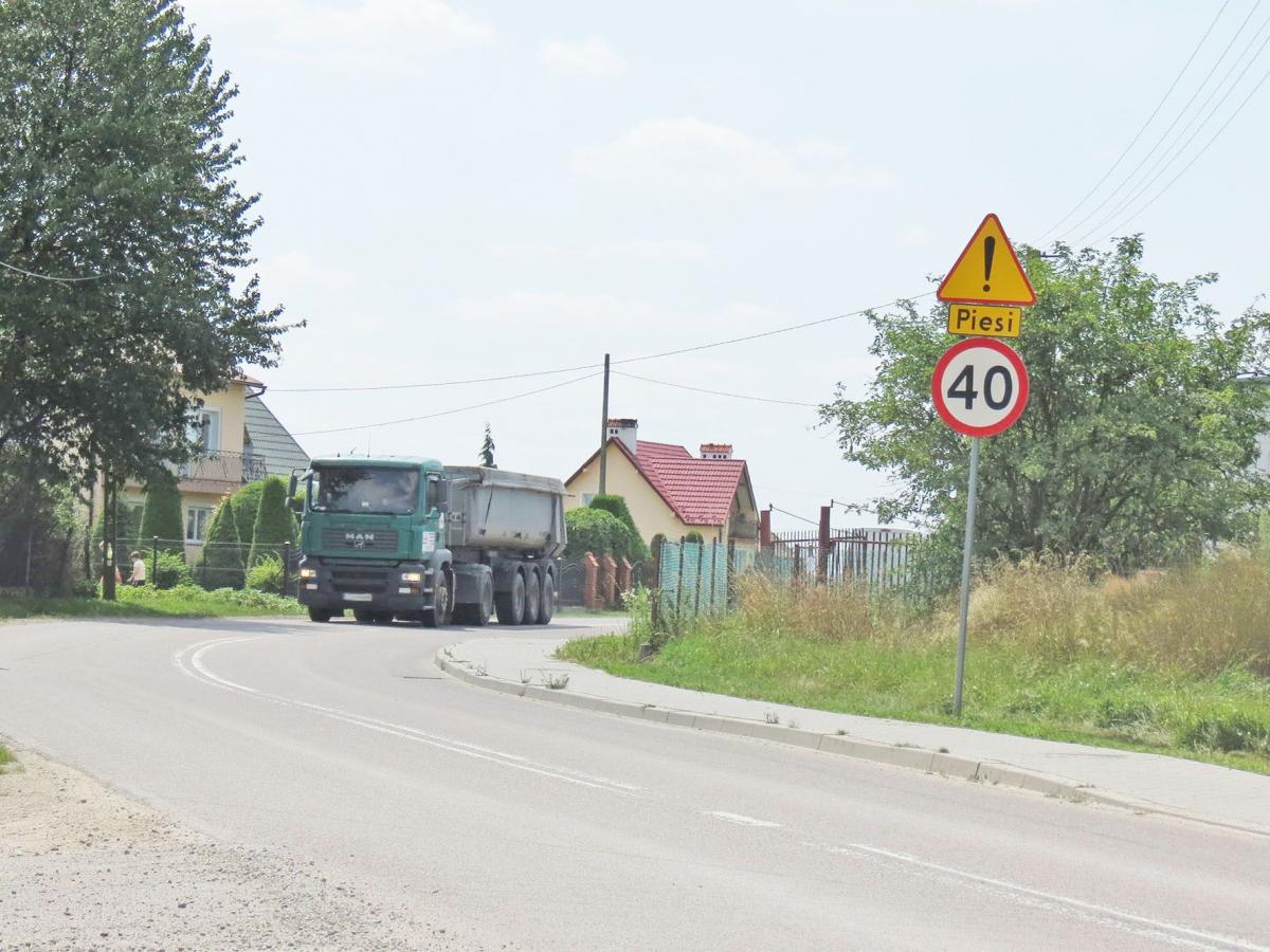 Drogą relacji Gniewczyna Łańcucka – Świętoniowa bardzo często przejeżdżają samochody ciężarowe wożące piach na budowę autostrady. 
