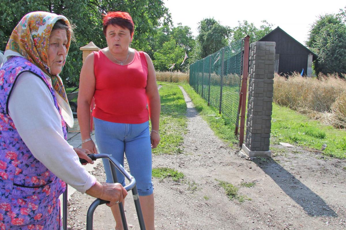 Dojazd do gospodarstwa Matwijczaków w Świętem pozostanie wąziutki, chyba że sąsiedzi ustąpią. Na fotografii Olga (po lewej) i  Grażyna Matwijczak przed wjazdem na swoją posesję<br/>fot.Roman Kijanka