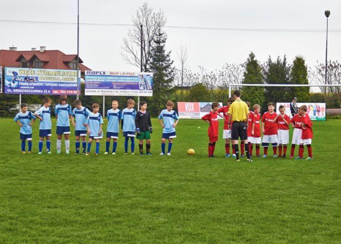 Piłka nożna cieszy się zainteresowaniem prawie każdego chłopaka. Jarosławski Klub Sportowy wychodzi naprzeciw tym zainteresowaniom. Treningi młodych pasjonatów odbywają się trzy – cztery razy w tygodniu. <br/>fot.archiwum JKS Jarosław