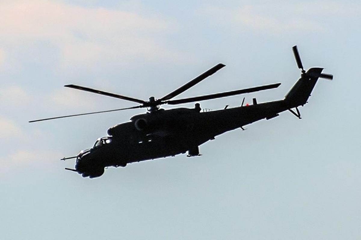 Jeden ze śmigłowców MI-24, który krążył nad miastem.