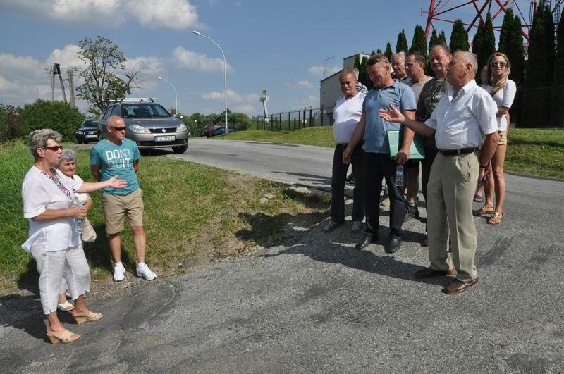 – Ten wjazd to ogromna pułapka. Trzeba coś z tym zrobić i to jak najszybciej – apelują mieszkańcy. <br/>fot.Paweł Bugira