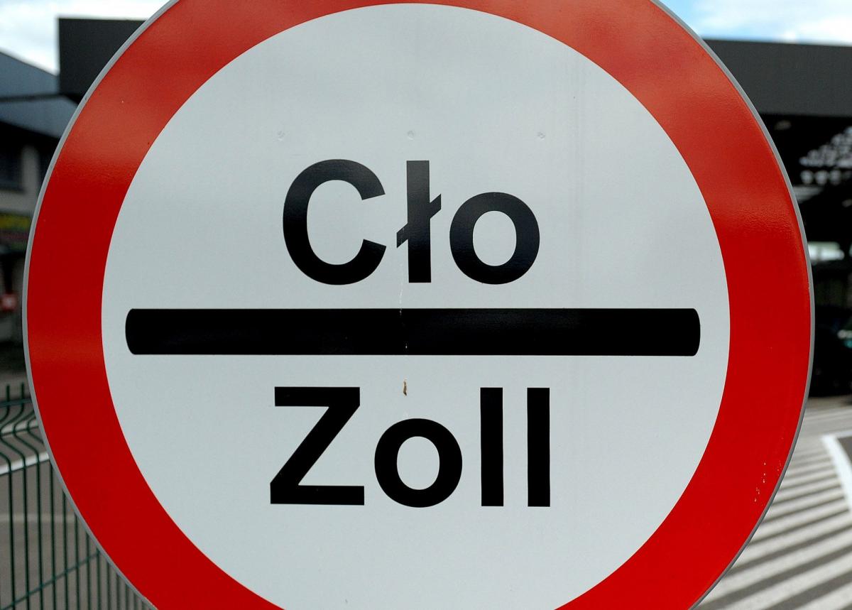 1 września br. w Urzędzie Celnym w Przemyślu zacznie działać Centrum Urzędowego Dokonywania Odpraw, co zdaniem celników, powinno jeszcze bardziej ułatwić pracę agencjom celnym.<br/>fot.zbiory własne