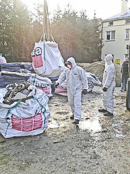 Akcja usuwania azbestu na terenie gminy Dubiecko. <br/>fot.Aleksandra Białoń