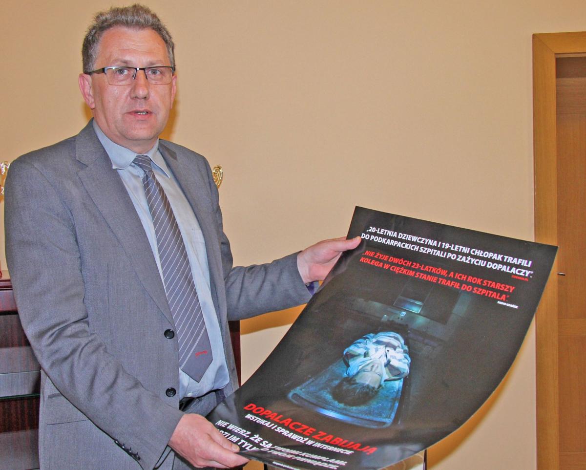 Starosta jarosławski Tadeusz Chrzan prezentuje plakat przestrzegający młodych ludzi przed niebezpieczeństwami wynikającymi ze stosowania dopalaczy<br/>fot.Roman Kijanka
