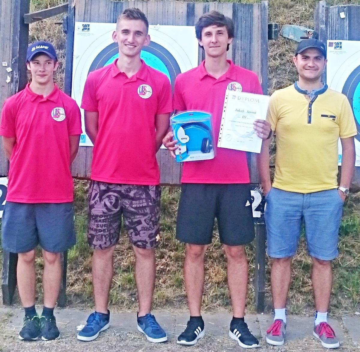 Ogólnopolski Turniej Kwalifikacyjny w Kielcach. Na zdjęciu od lewej: Ryszard Topolnicki, Jakub Biela, Kuba Siwoń oraz kierownik drużyny Paweł Dernoga.<br/>fot.zbiory własne