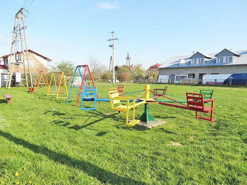 Huśtawki zostały przeniesione na teren otwartego basenu przy ulicy Krakowskiej. <br/>fot.Barbara Chmura