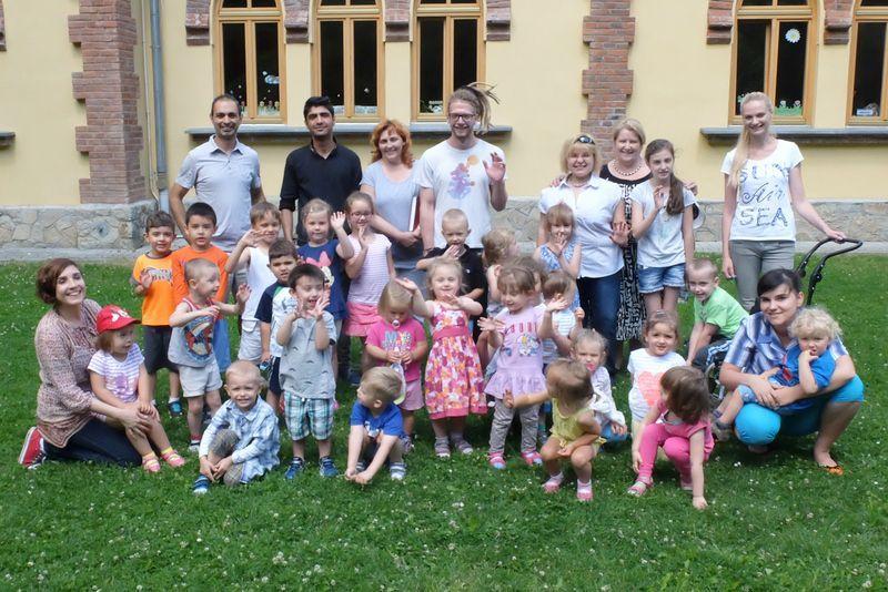 Przedszkolaki z zagranicznymi gośćmi.<br/>fot.Jacek Szwic
