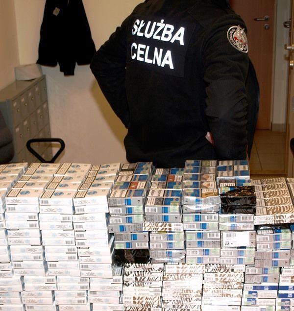 W bagażniku volkswagena znaleziono blisko 1000 paczek papierosów.<br/>fot.Izba Celna w Przemyślu