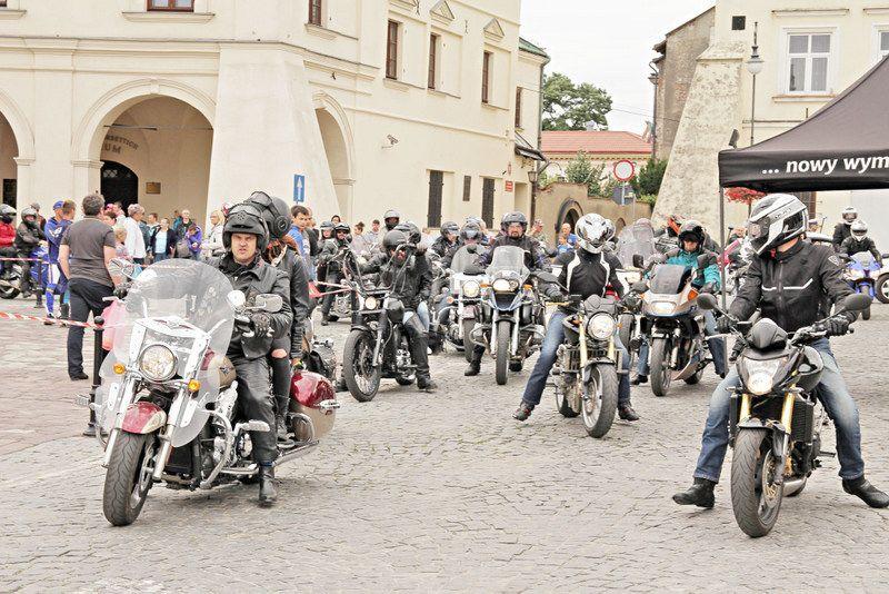 Motocykliści zaprezentowali swoje maszyny na jarosławskim Rynku.<br/>fot.Roman Kijanka