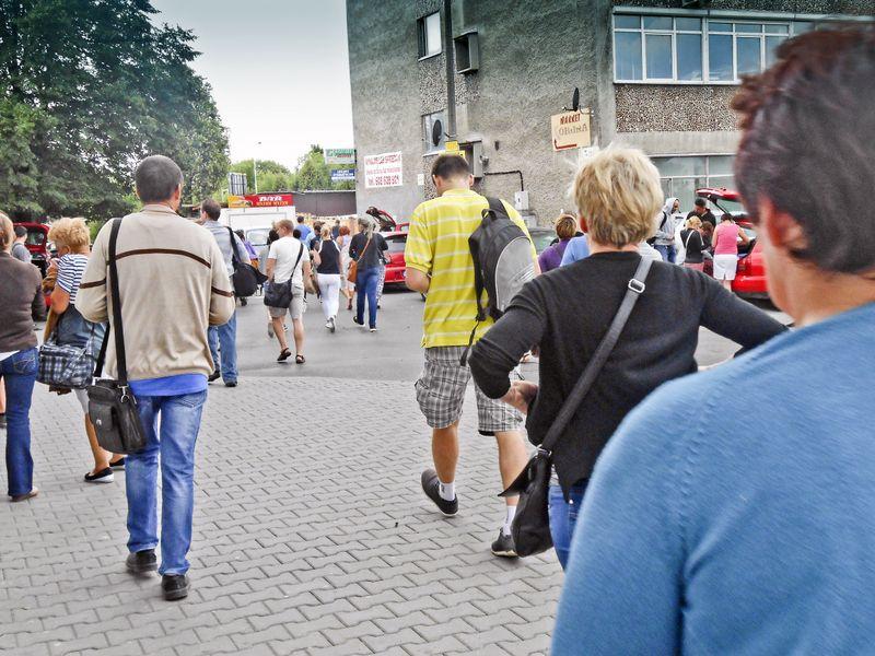Wychodzący ze zmiany pracownicy nie chcą rozmawiać pod siedzibą Leara, ale już poza obejściem firmy chętnie mówią o swoich problemach.
