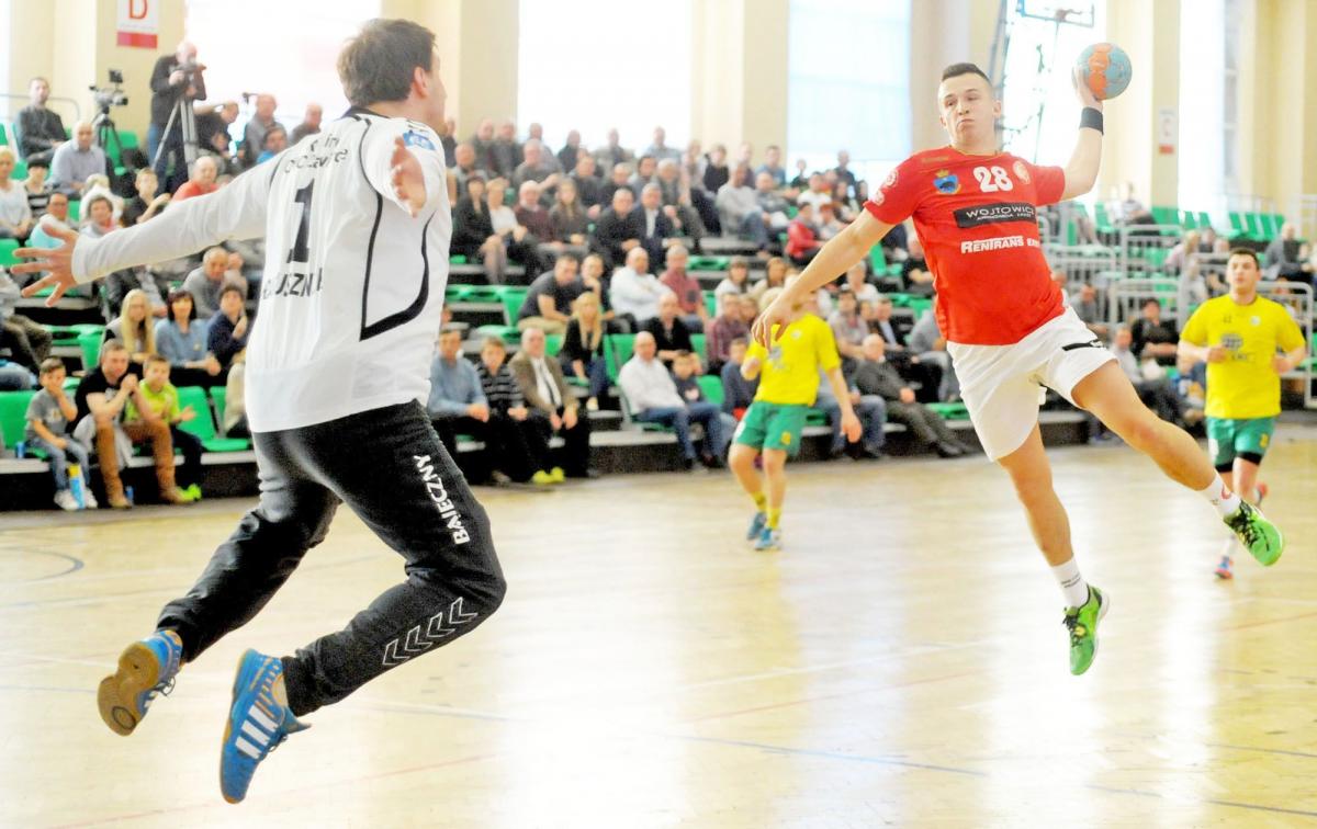 Mateusz Kroczek (rzuca) był najskuteczniejszym zawodnikiem SRS Czuwaju. W 25 meczach zdobył 154 bramki i został wicekrólem strzelców grupy B I ligi.<br/>fot.Łukasz Delmanowicz
