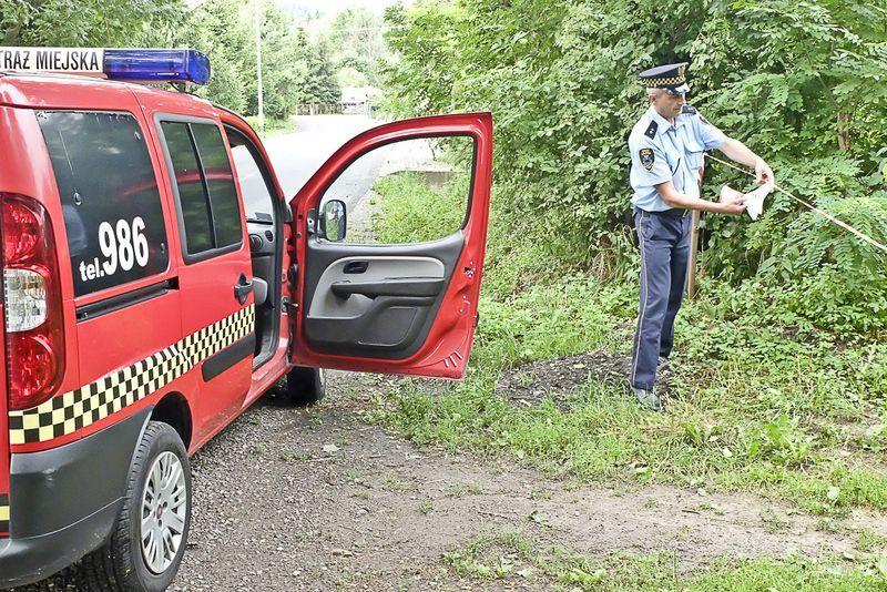 Strażnicy miejscy oznaczyli niebezpieczny teren przy ulicy Obozowej.<br/>fot.Jacek Szwic