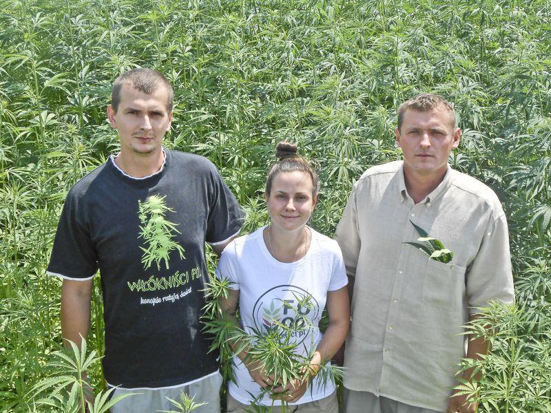 Młodzi plantatorzy pośród swoich upraw.<br/>fot.Bogusława Pajda