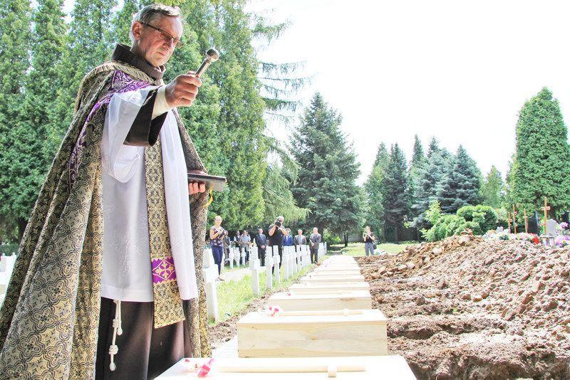 Szczątki nieznanych osób czekały sto lat na godny pogrzeb.  <br/>fot.Roman Kijanka