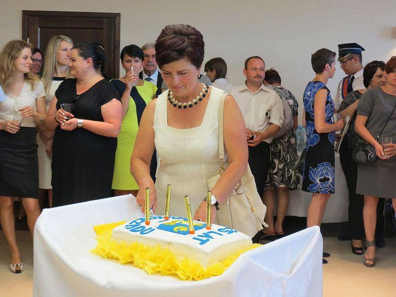 Tort pokroiła jedyna radna Danuta Mucha.<br/>fot.Barbara Chmura