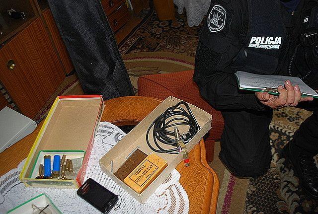 W mieszkaniu znaleziono trotyl oraz kilkanaście sztuk ostrej amunicji.<br/>fot.KPP Lubaczów