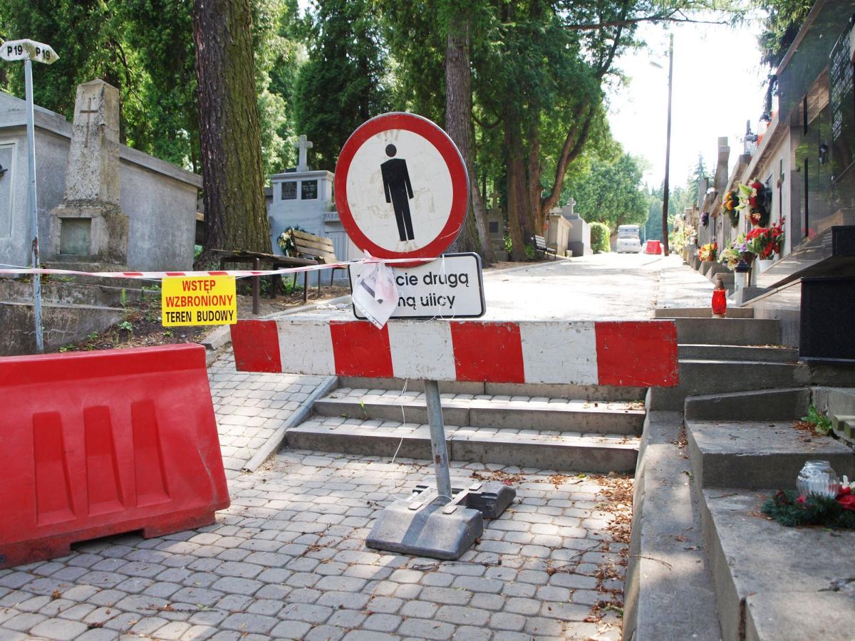 Wyremontowane alejki na cmentarzy przy ulicy Słowackiego w Przemyślu na pewno poprawią komunikację. Szkoda tylko, że przy okazji ktoś nie pomyślał, że podcinanie jakichkolwiek korzeni nie jest najrozsądniejszą sprawą. Wiedzą o tym już dzieci w „podstawówce”.<br/>fot.Mariusz Godos
