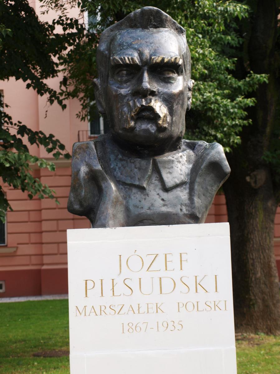 Zdaniem niektórych mieszkańców miejsce usytuowania popiersia marszałka Józefa Piłsudskiego jest hańbiące. Władze miasta jednak nie rozważają przenosin.<br/>fot.Mariusz Godos