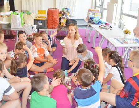 Wakacje w bibliotece rozpoczęto warsztatami dla dzieci o tematyce edukacji globalnej. Prowadziła je Anita Ponikło z Fundacji Kultury Chrześcijańskiej Znak.   <br/>fot.Izabela Plęs