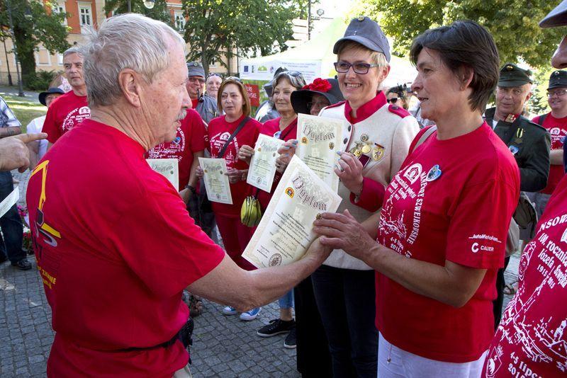 2	Janusz Onyszkiewicz wręcza Krystynie Jakiel akt nominacji na wyższy stopień.<br/>fot.Jacek Szwic