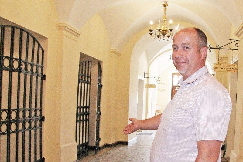Mirosław Twardowski, inspektor w wydziale Organizacyjno-Administracyjnym Urzędu Miasta w Jarosławiu pokazuje, w którym miejscu planowane jest utworzenie kancelarii, kasy i innych miejsc przyjęć interesantów. <br/>fot.Roman Kijanka