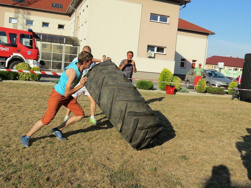 Strongmani musieli kilkakrotnie przerzucić ciężką oponę.	<br/>fot.Barbara Chmura