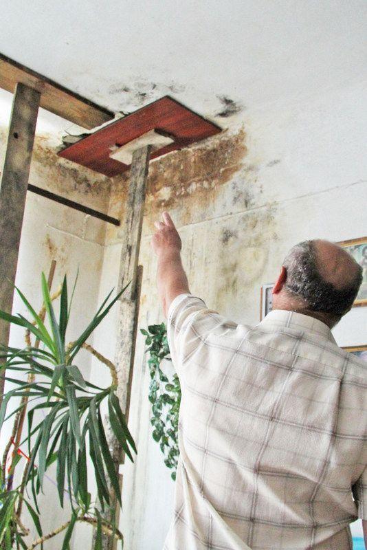 – W każdej chwili może polecieć reszta, a nawet solidnie naprawić nie mogę bez zgody właściciela, który unika kontaktu – narzeka lokator <br/>fot.Roman Kijanka