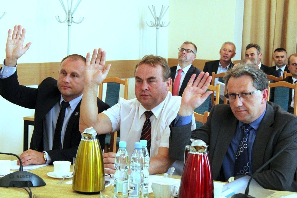 Zarząd powiatu też głosował za przyznaniem sobie absolutorium (od lewej starosta Tadeusz Chrzan, wicestarosta Józef Szkoła i etatowy członek zarządu Mariusz Trojak).<br/>fot.Roman Kijanka