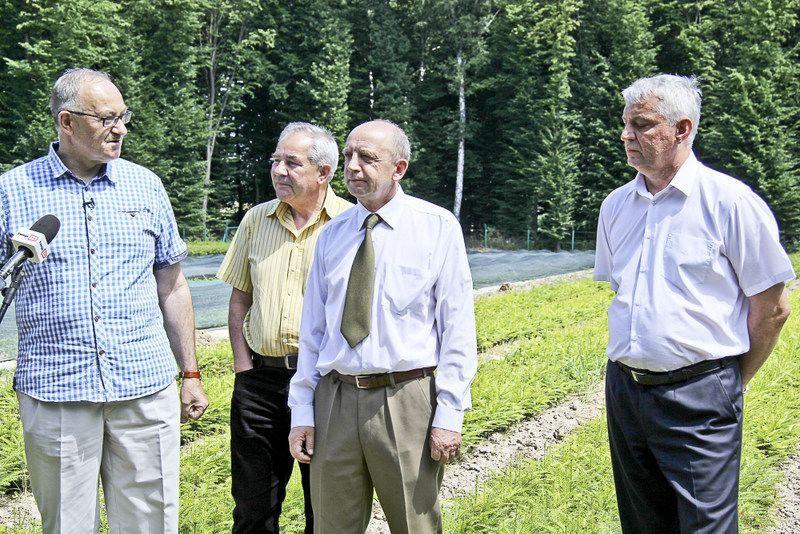 – Działanie polityków PiS pokazuje, że wcale nie zależy im na zabezpieczeniu lasów przed prywatyzacją – mówił poseł M. Kasprzak (pierwszy z lewej). Obok niego Roman Kałamarz, Jerzy Batycki i Tomasz Kotliński.   <br/>fot.Roman Kijanka