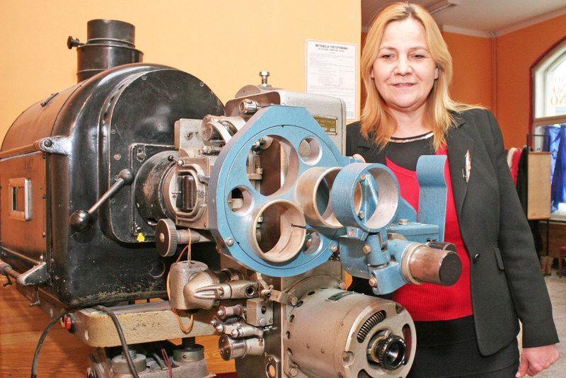 Teresa Piątek po 18 latach kierowania MOK dostała propozycję nie do odrzucenia. Odejdzie we wrześniu, zostawiając m.in. zmodernizowane i nowoczesne kino. Na zdjęciu ze starym projektorem, którego wymiana kosztowała ją sporo wysiłku. <br/>fot.Roman Kijanka