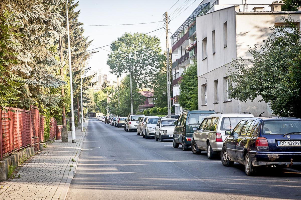 Okolice ulicy Goszczyńskiego i przejście koło przedszkola były już opisywane na łamach ŻP. Wreszcie udało się doprowadzić do tego, że działa tam normalne oświetlenie.<br/>fot.Paweł Kostiuk