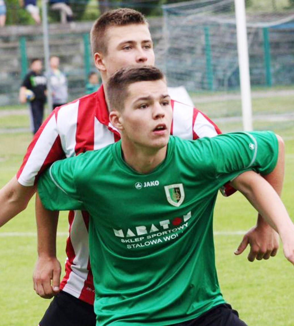 Pomocnik Stali Stalowa Wola Patryk Tur (na pierwszym planie) wzmocnił III-ligowego beniaminka z Przemyśla.<br/>fot.Mariusz Biel