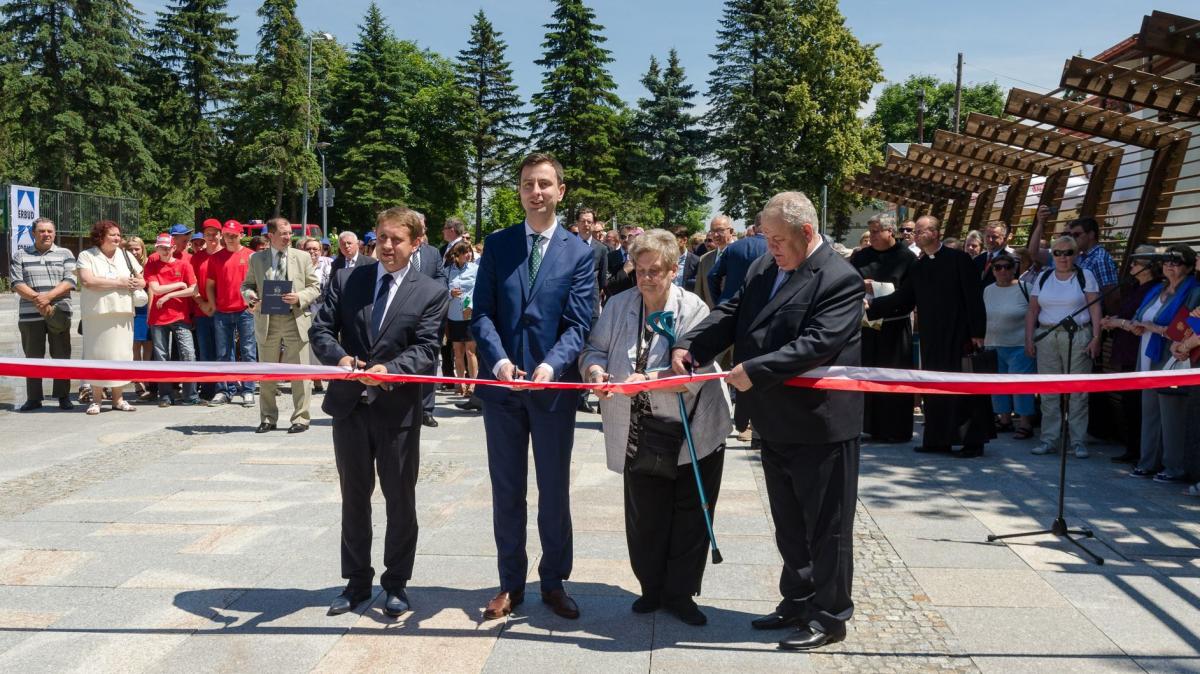 Oficjalne przecięcie wstęgi w Parku Zdrojowym horynieckiego uzdrowiska.<br/>fot.Tomasz Mielnik