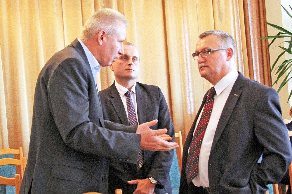Sławomir Porada, dyrektor COM (w środku) oraz Wiesław Krystecki (po prawej) przyszli na sesję, ale okazało się, że radni nic od nich nie chcą. Na zdjęciu podczas rozmowy ze Zbigniewem Piskorzem, przewodniczącym rady, podczas przerwy w obradach.<br/>fot.Roman Kijanka