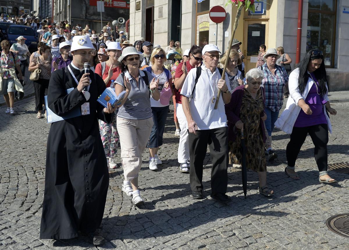 W sobotę, 4 bm. po porannej mszy św. w bazylice archikatedralnej w Przemyślu pielgrzymi wyruszyli na szlak prowadzący na Jasną Górę. Wspólnie z nimi idzie oprócz wielu kapłanów i sióstr zakonnych idzie biskup Adam Szal, biskup pomocnicy archidiecezji przemyskiej.<br/>fot.zbiory własne