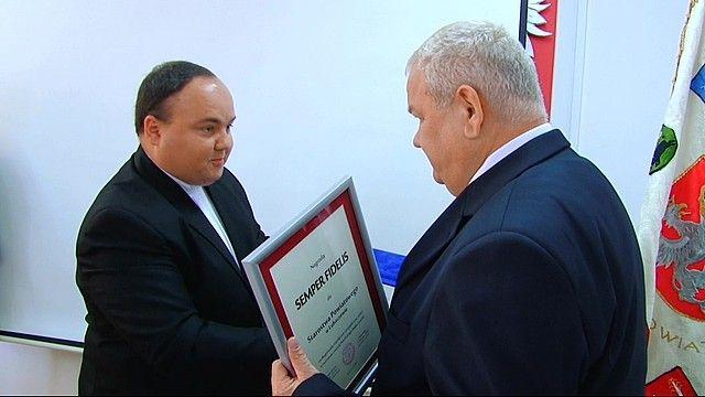 Nagrodę „Semper Fidelis” staroście lubaczowskiemu Józefowi Michalikowi wręczył dyrektor Katolickiego Radia Zamość ks. Krystian Bordzań (z lewej).<br/>fot.starostwo powiatowe Lubaczów