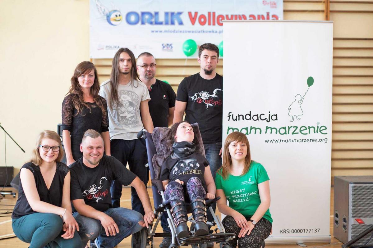 Marlena otrzymała pamiątkowe zdjęcia z zespołem Utopia i wolontariuszami fundacji. Na gitarze zagrał gościnnie Paweł Argasiński. <br/>fot.Fundacja Mam Marzenie