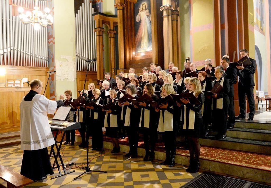 Występ chóru Soli Deo podczas mszy św. z okazji bierzmowania w parafii Dubiecko (28.10 2014 r.)<br/>fot.www.parafiadubiecko.pl