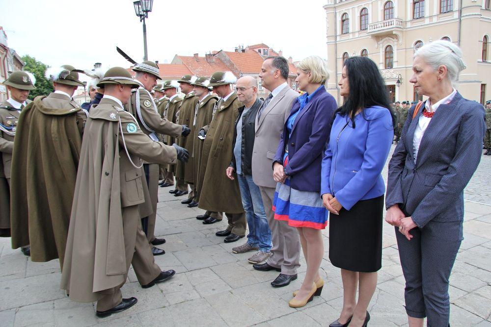Wojsko to również pracownicy cywilni. Oni też odebrali wyróżnienia z rąk dowódcy 21. BSP.<br/>fot.Roman Kijanka