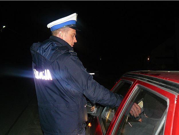 Gdy policyjny patrol zjawił się na miejscu, okazało się, że 46-letni kierowca chryslera ma prawie 2 promile alkoholu w organizmie.<br/>fot.KPP Przeworsk