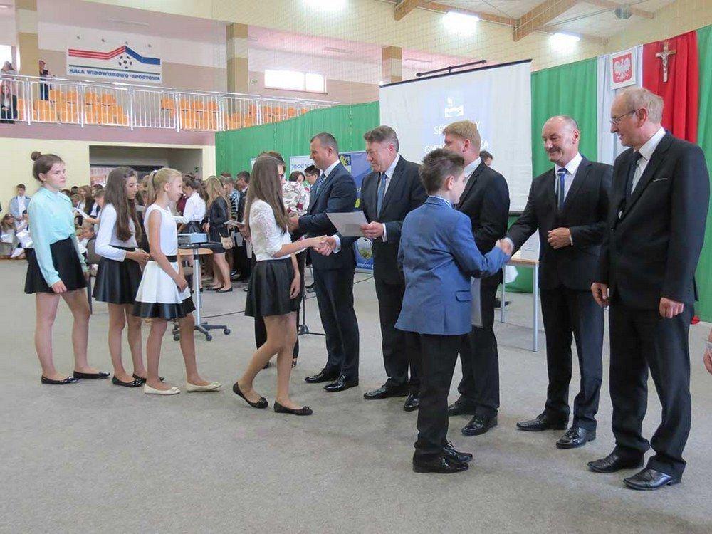 Uczniowie otrzymali stypendia za wyniki w nauce w II semestrze.<br/>fot.Barbara Chmura