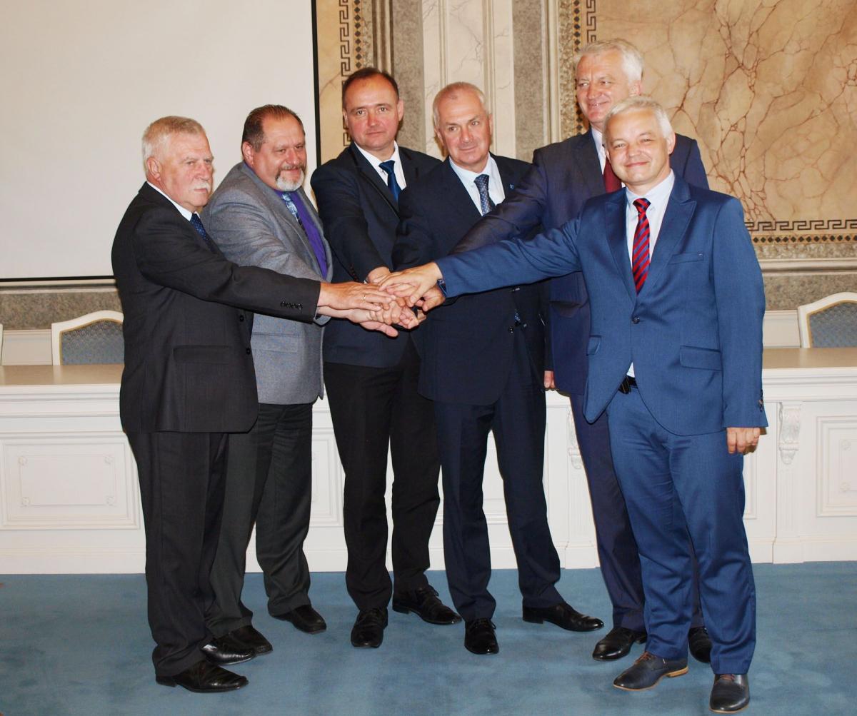 Sygnatariusze porozumienia na wspólnym zdjęciu.<br/>fot.Mariusz Godos